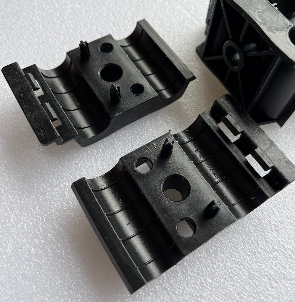 Plastic Stackable 2 x 1/2' Cable Hanger Kits L4CLICK